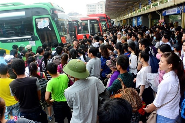 Nguoi dan un un ra ben xe ve que nghi le 30/4 hinh anh 5