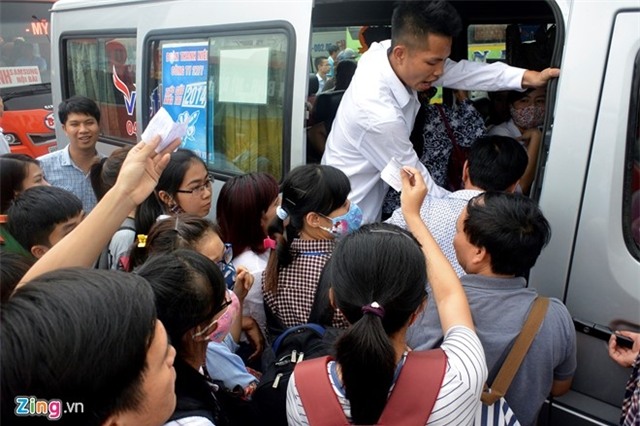 Nguoi dan un un ra ben xe ve que nghi le 30/4 hinh anh 6