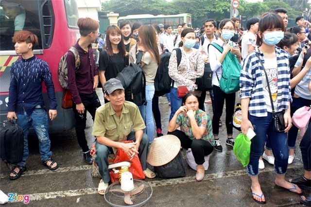 Nguoi dan un un ra ben xe ve que nghi le 30/4 hinh anh 7