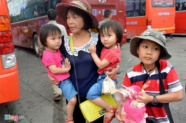 Nguoi dan un un ra ben xe ve que nghi le 30/4 hinh anh 8