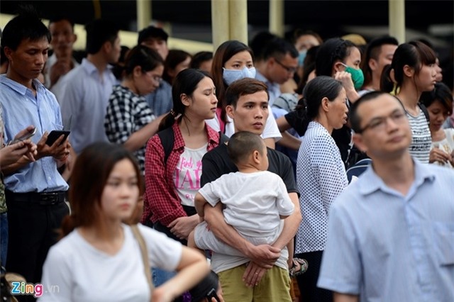 Nguoi dan un un ra ben xe ve que nghi le 30/4 hinh anh 9