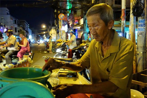 cu ong 75 tuoi mu mot mat lang thang ban nuoc sam - 1