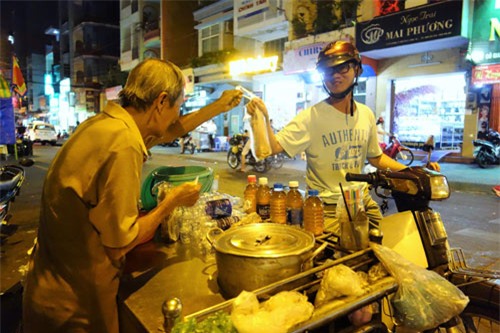 cu ong 75 tuoi mu mot mat lang thang ban nuoc sam - 2