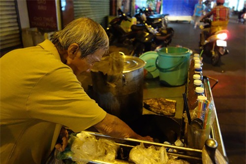 cu ong 75 tuoi mu mot mat lang thang ban nuoc sam - 3