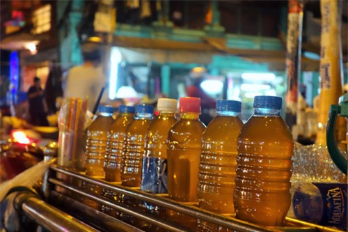 cu ong 75 tuoi mu mot mat lang thang ban nuoc sam - 4