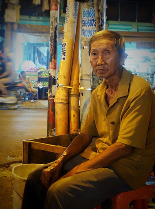 cu ong 75 tuoi mu mot mat lang thang ban nuoc sam - 5