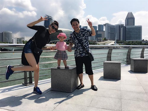 vo chong trang nhung tinh cam ben con gai o singapore - 7