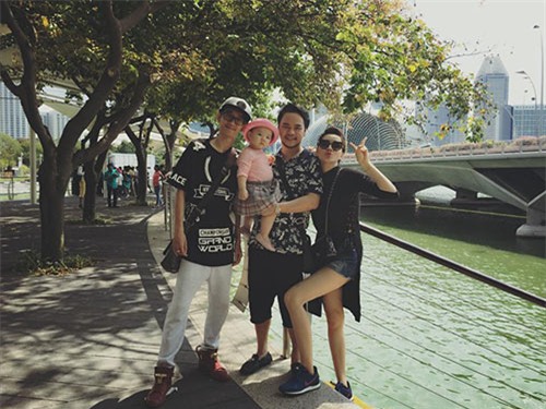 vo chong trang nhung tinh cam ben con gai o singapore - 8