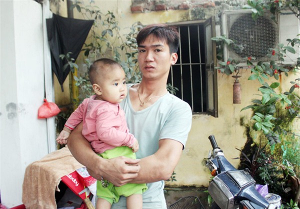 Chị Nguyễn Thị Lệ vẫn hôn mê sau hơn một tháng điều trị.