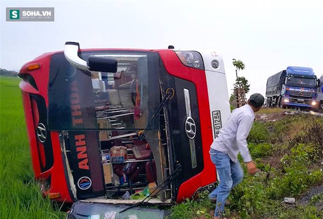 Chiếc xe khách hư hỏng nặng sau vụ tai nạn.