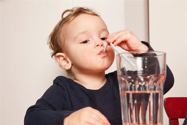 
Nên chủ động cho trẻ uống đủ nước để ngăn ngừa sỏi thận (Ảnh minh họa)
