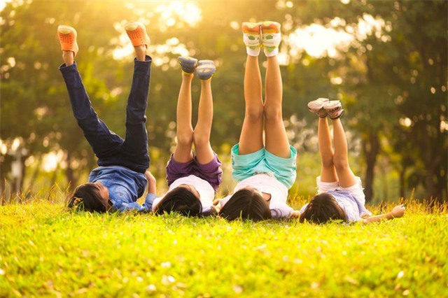 Cho trẻ vận động nhiều hơn giúp hạn chế nguy cơ sỏi thận do thiếu vận đông (Ảnh minh họa)