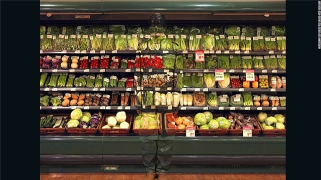 Liu tự vẽ lên người mình để “tàng hình”