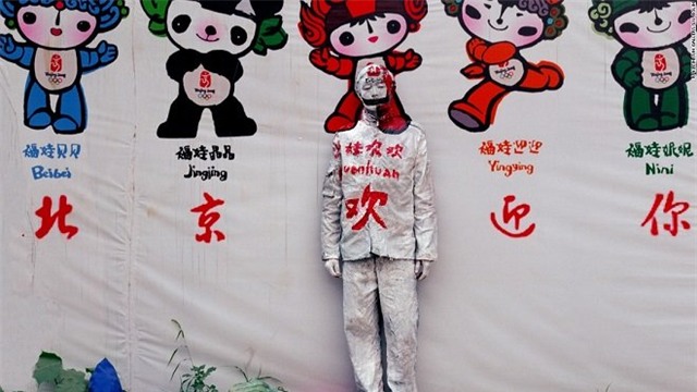 Ẩn trong thành phố, Bắc Kinh chào đón bạn (2006) - Liu ẩn với nền của linh vật Olympic Bắc Kinh 2008. Nhiều cây trong thành phố đã bị chặt để nhường chỗ cho sự kiện này.