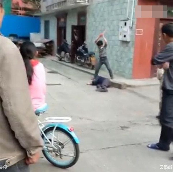 Video gây phẫn nộ: Con trai đánh bố như bổ củi giữa đường phố, người đi đường bàng quan đứng nhìn - Ảnh 5.