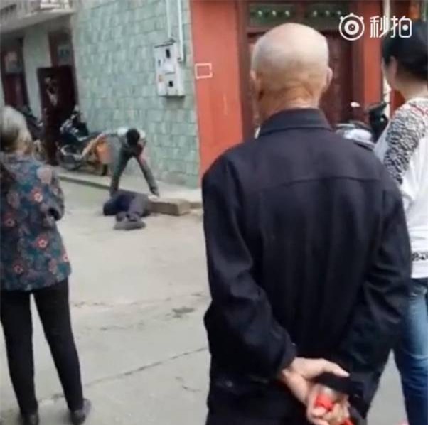 Video gây phẫn nộ: Con trai đánh bố như bổ củi giữa đường phố, người đi đường bàng quan đứng nhìn - Ảnh 7.