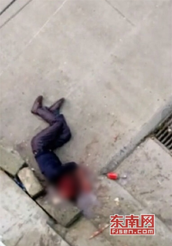 Video gây phẫn nộ: Con trai đánh bố như bổ củi giữa đường phố, người đi đường bàng quan đứng nhìn - Ảnh 9.