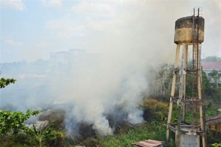 Đám cháy bùng phát gây khói mịt mù trong khuôn viên trường học.