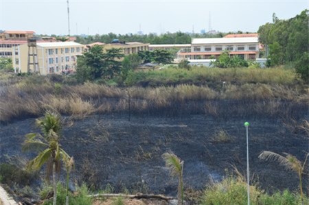 Vụ cháy khiến hàng trăm người gồm cán bộ, giáo viên, sinh viên trường và người dân trong khu vực hoảng loạn.