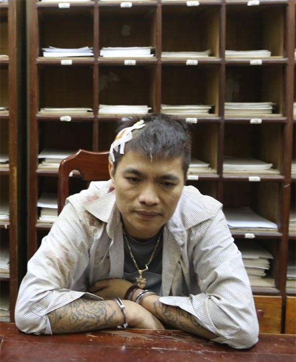 nghet tho qua trinh bat ke buon ma tuy dung sung ban tra cong an hinh anh 1