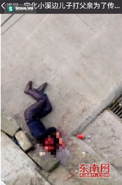 Ông Khâu bị con trai đánh đến mức đầu bê bết máu, nằm vật ra đường trước khi được đưa vào bệnh viện cấp cứu.