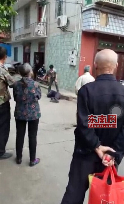 Hàng xóm bàng quan đứng nhìn không ai tiến lại can ngăn.