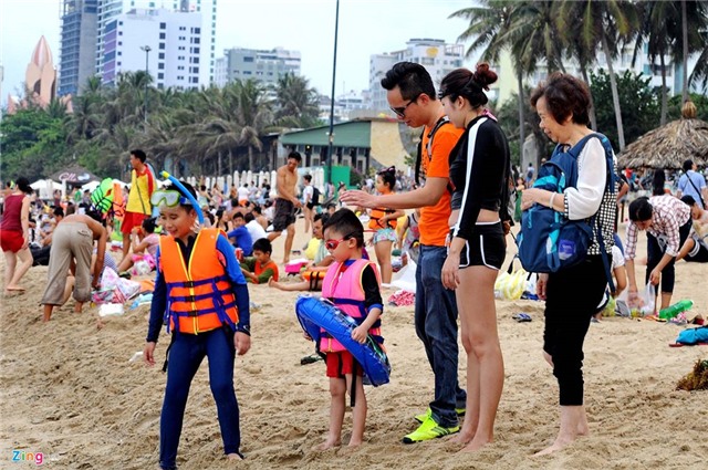 Hang nghin du khach do ve bai bien Nha Trang hinh anh 10