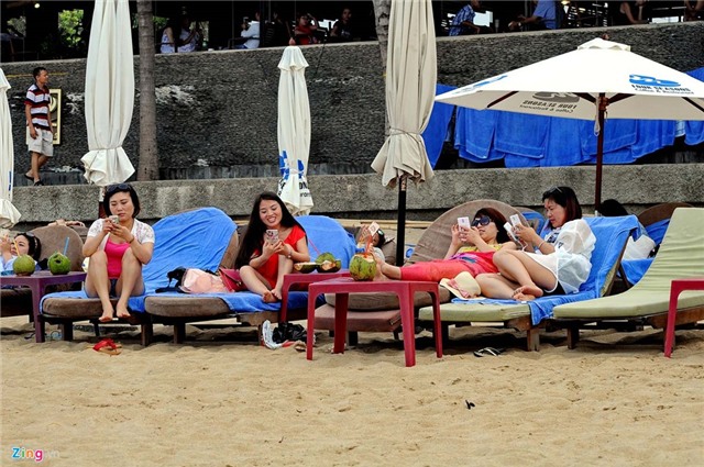 Hang nghin du khach do ve bai bien Nha Trang hinh anh 11