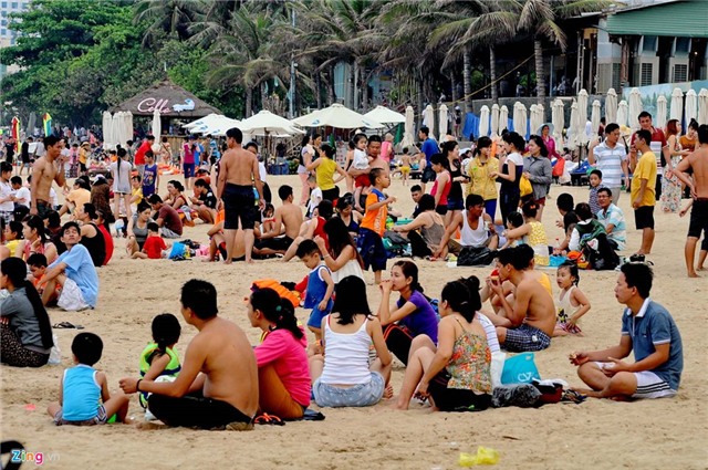 Hang nghin du khach do ve bai bien Nha Trang hinh anh 12