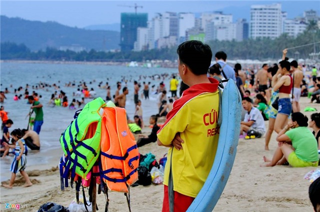 Hang nghin du khach do ve bai bien Nha Trang hinh anh 13