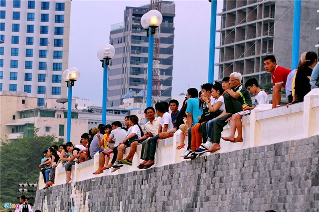 Hang nghin du khach do ve bai bien Nha Trang hinh anh 14
