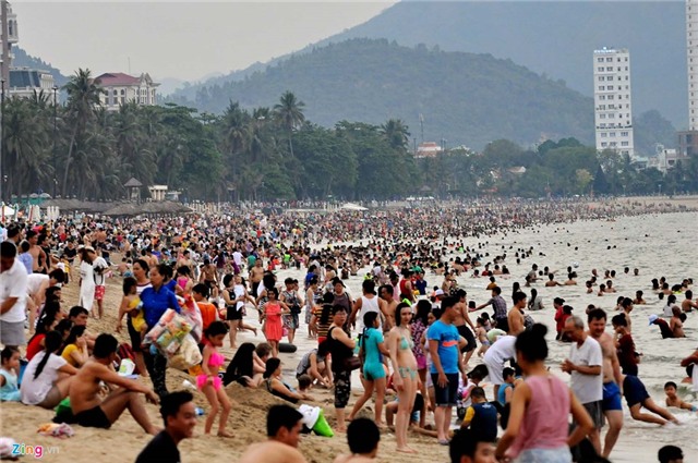 Hang nghin du khach do ve bai bien Nha Trang hinh anh 3