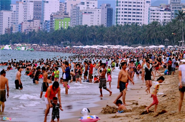 Hang nghin du khach do ve bai bien Nha Trang hinh anh 5