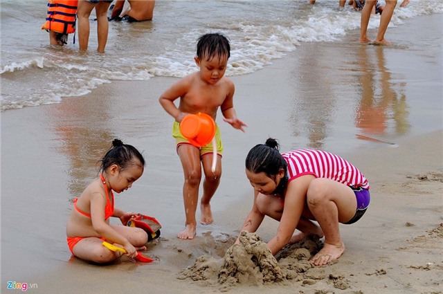 Hang nghin du khach do ve bai bien Nha Trang hinh anh 6