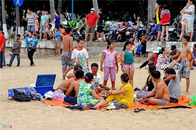 Hang nghin du khach do ve bai bien Nha Trang hinh anh 8