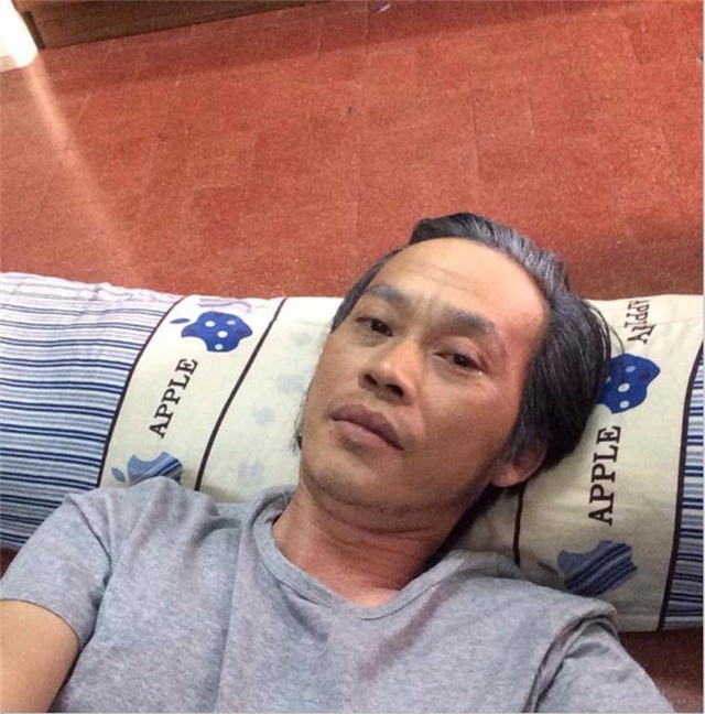 Đây là bức hình nhận được nhiều lượt yêu thích, đồng cảm nhất trên trang cá nhân của Hoài Linh. Anh đăng tải tấm ảnh vào ngày 11.7.2015 và nhận được 504.000 like. Kèm với hình ảnh, Hoài Linh chia sẻ: “Nằm lăn lóc chờ đợi để được quay. Ai nói tui sướng là tui buồn lắm nha. Đã chấp nhận ăn chén cơm nghiệp Tổ thì xá gì cực khổ với gian nan. Tượng đồng kia, bia đá cũng chẳng màng. Chỉ mong hát, mong cười cùng nhân thế”.