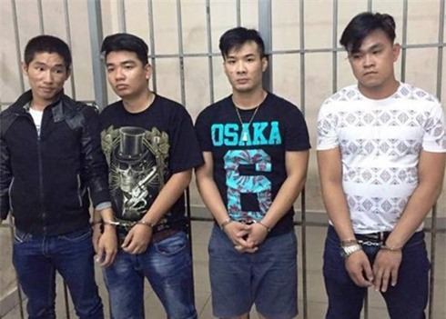 Băng nhóm cưỡng đoạt tài sản liên quan đến nợ nần cờ bạc, trong đó đối tượng cầm đầu là Hứa Việt Khang (thứ 2, từ phải sang). Ảnh VOV