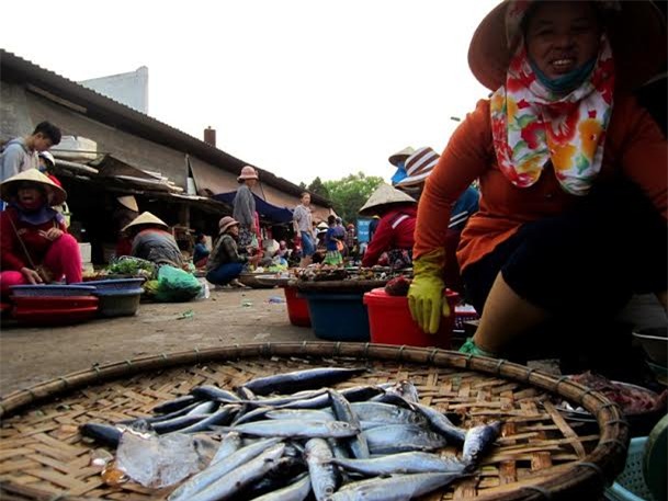 
Chiều 27.4, chỉ còn 1 tiểu thương bán cá biển ở chợ Đông Hà, tuy nhiên rất hiếm người mua.
