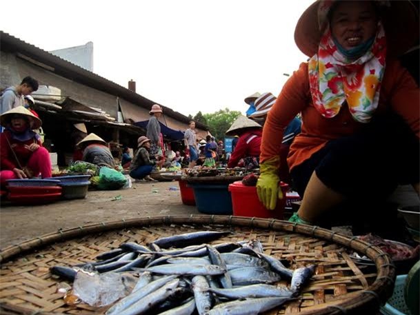 Chiều 27.4, chỉ còn 1 tiểu thương bán cá biển ở chợ Đông Hà, tuy nhiên rất hiếm người mua.