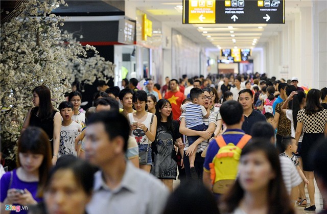 Dong nghit nguoi don ve khu mua sam duoi long dat hinh anh 1