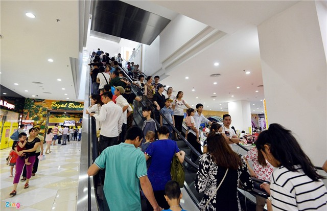 Dong nghit nguoi don ve khu mua sam duoi long dat hinh anh 2