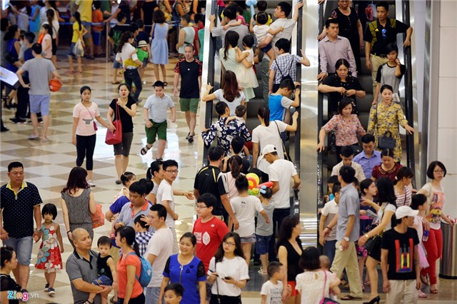 Dong nghit nguoi don ve khu mua sam duoi long dat  hinh anh 3