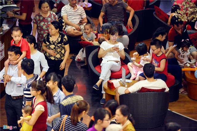 Dong nghit nguoi don ve khu mua sam duoi long dat hinh anh 5