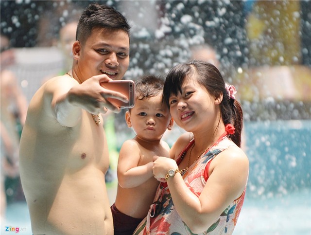 Dong nghit nguoi don ve khu mua sam duoi long dat hinh anh 10