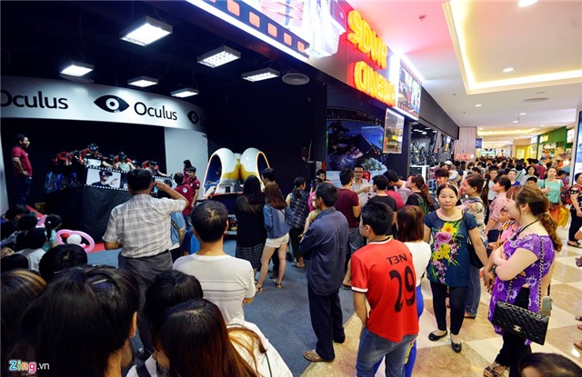 Dong nghit nguoi don ve khu mua sam duoi long dat hinh anh 11