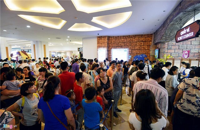 Dong nghit nguoi don ve khu mua sam duoi long dat hinh anh 13