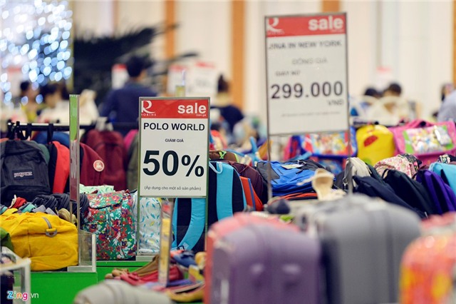 Dong nghit nguoi don ve khu mua sam duoi long dat  hinh anh 6