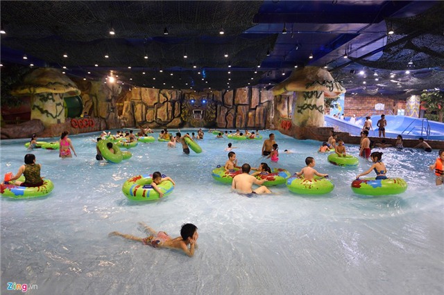 Dong nghit nguoi don ve khu mua sam duoi long dat hinh anh 8