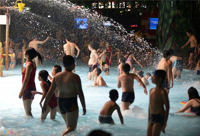 Dong nghit nguoi don ve khu mua sam duoi long dat hinh anh 9