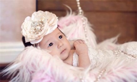 Nhân ngày cô công chúa út tròn sáu tháng tuổi, hoa hậu Hà Kiều Anh hào hứng khoe bộ ảnh mới cực xinh của con gái. 